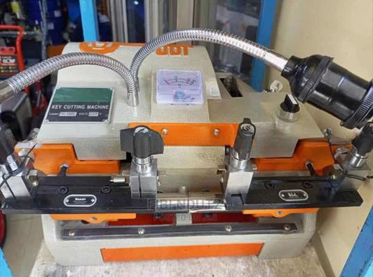 High Security 100E Key Duplicator 51*40*32cm Multifunctional Horizontal Key Machine