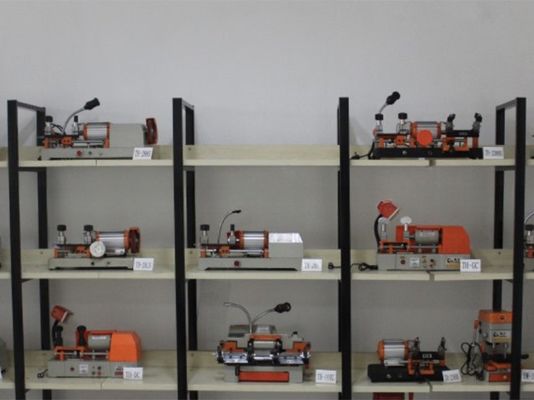 High Security 100E Key Duplicator 51*40*32cm Multifunctional Horizontal Key Machine